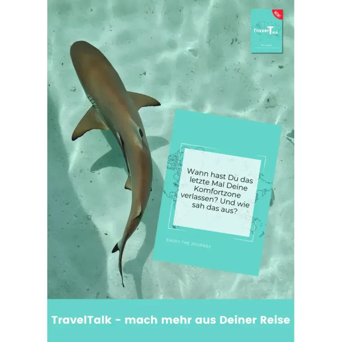 Ein Hai schwimmt im klaren, flachen Wasser. Daneben liegt eine TravelTalk-Karte mit der Frage „Wann hast Du das letzte Mal Deine Komfortzone verlassen? Und wie sah das aus?“ Oben rechts ist das TravelTalk-Kartenset abgebildet.