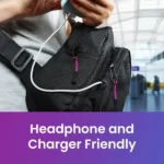 Nahaufnahme eines schwarzen Sling Packs mit herausgeführtem Ladekabel, das an ein Gerät angeschlossen ist. Darunter steht: „Headphone and Charger Friendly“. Im Hintergrund ein Flughafen-Terminal.