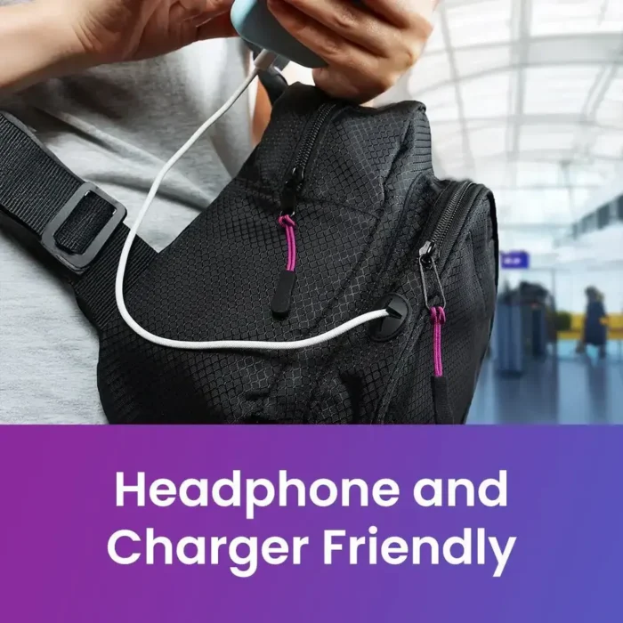 Nahaufnahme eines schwarzen Sling Packs mit herausgeführtem Ladekabel, das an ein Gerät angeschlossen ist. Darunter steht: „Headphone and Charger Friendly“. Im Hintergrund ein Flughafen-Terminal.