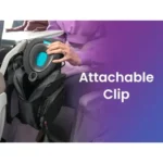 Offenes Sling Pack hängt an einem Flugzeugsitz. Eine Person verstaut ein Nackenkissen mit blauem Einsatz, daneben steht „Attachable Clip“ auf lila Hintergrund.