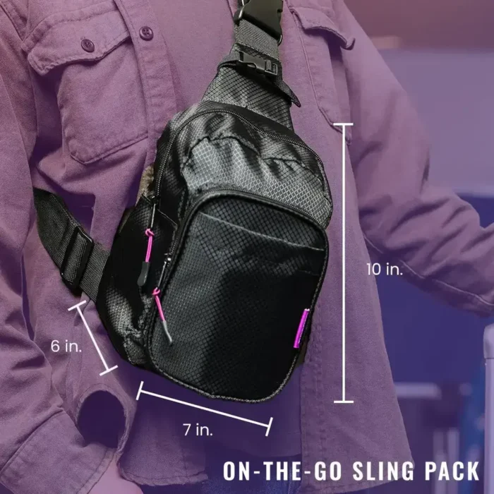 Schwarzes Sling Pack mit pinken Reissverschlüssen wird diagonal über einer violetten Jacke getragen; daneben sind die Masse 10 × 7 × 6 Zoll eingeblendet.