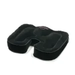 Schwarzes aufblasbares Sitzkissen in Hufeisenform mit ergonomischer Aussparung, aufgeblasen auf weissem Hintergrund liegend.