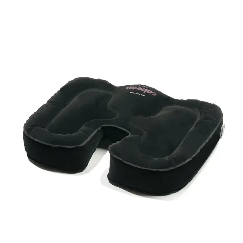 Schwarzes aufblasbares Sitzkissen in Hufeisenform mit ergonomischer Aussparung, aufgeblasen auf weissem Hintergrund liegend.