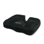Schwarzes aufblasbares Sitzkissen in Hufeisenform mit ergonomischer Aussparung, aufgeblasen auf weissem Hintergrund liegend.