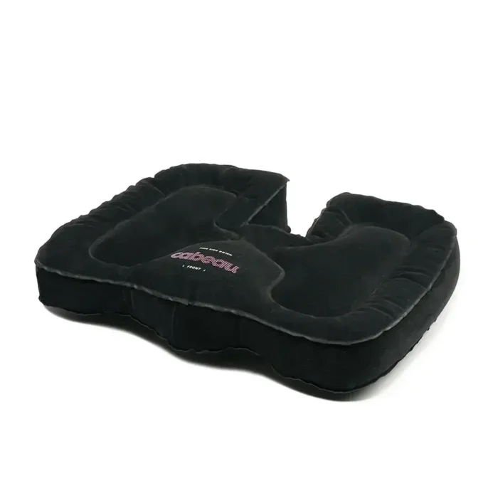 Schwarzes aufblasbares Sitzkissen in Hufeisenform mit ergonomischer Aussparung, aufgeblasen auf weissem Hintergrund liegend.