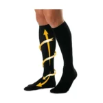 Zwei Beine mit schwarzen Reisesocken, illustriert mit gelben Pfeilen zur Darstellung der fördernden Blutzirkulation.