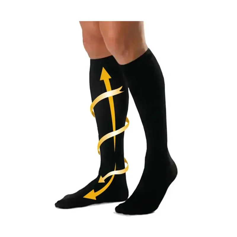 Zwei Beine mit schwarzen Reisesocken, illustriert mit gelben Pfeilen zur Darstellung der fördernden Blutzirkulation.