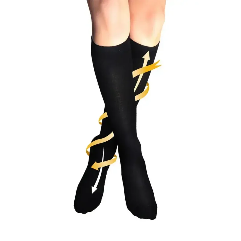 Übereinandergeschlagene Beine mit schwarzen Reisesocken, ergänzt durch gelbe Pfeile zur Darstellung der Kompression und Blutzirkulation.