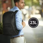 Mann trägt den schwarzen Reiserucksack von Go Travel mit 23 Liter Volumen auf dem Rücken.