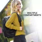 Frau mit Go Travel Reiserucksack auf dem Rücken, neben einem Fahrzeug stehend; Texthinweis auf mehrere Fächer.