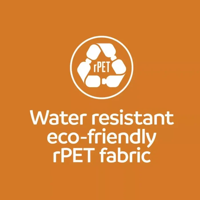 Symbol für Recycling mit rPET-Flaschen und Text "Water resistant eco-friendly rPET fabric" auf orangefarbenem Hintergrund.