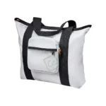 Faltbare Tragetasche von Go Travel in Weiss mit schwarzen Tragegriffen und Fronttasche.