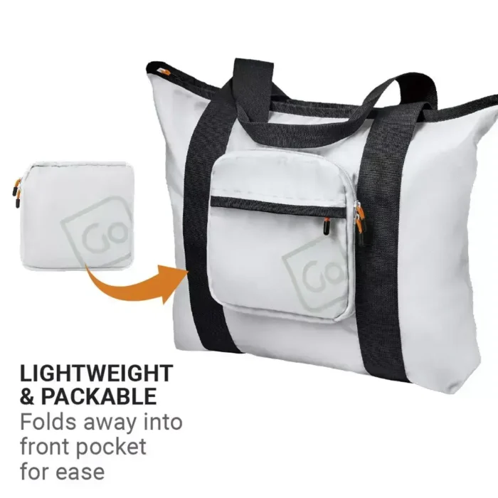 Zusammenfaltbare Tragetasche von Go Travel, weiss mit schwarzen Trägern, lässt sich kompakt in die eigene Fronttasche verstauen.