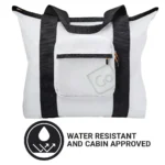 Weisse faltbare Tragetasche von Go Travel mit schwarzen Trägern und Fronttasche, wasserabweisend und kabinentauglich.