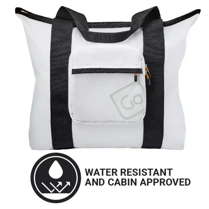Weisse faltbare Tragetasche von Go Travel mit schwarzen Trägern und Fronttasche, wasserabweisend und kabinentauglich.