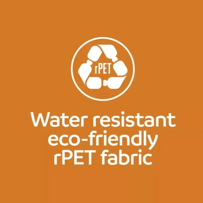 Symbol für Recycling mit rPET-Flaschen und Text "Water resistant eco-friendly rPET fabric" auf orangefarbenem Hintergrund.