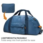 Faltbare Reisetasche von Go Travel in Blau, zusammenfaltbar in die eigene Fronttasche, mit Tragegriffen und Schultergurt.