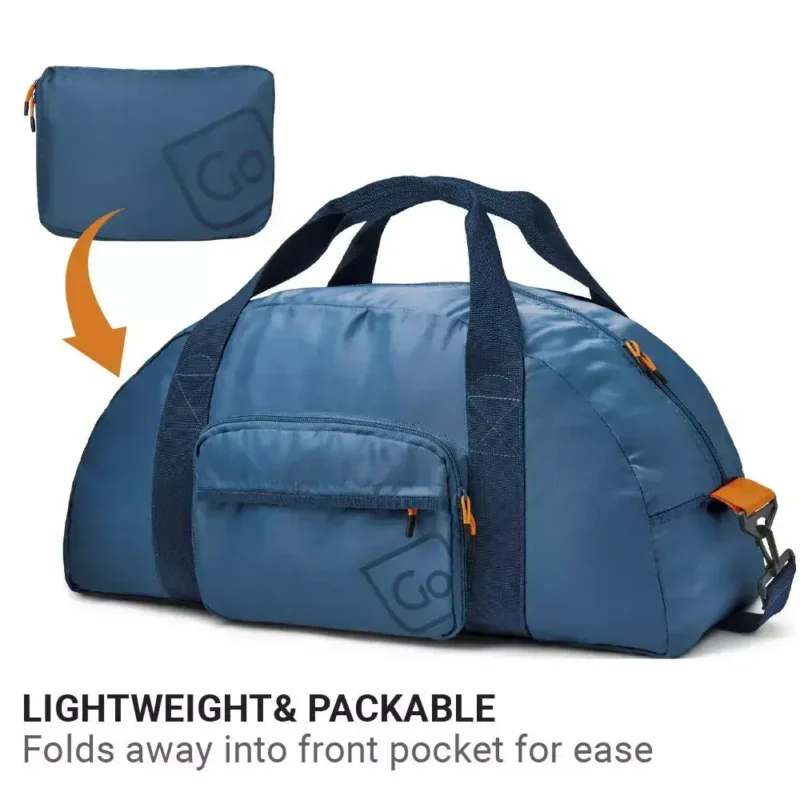 Faltbare Reisetasche von Go Travel in Blau, zusammenfaltbar in die eigene Fronttasche, mit Tragegriffen und Schultergurt.