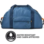 Blaue faltbare Reisetasche von Go Travel, wasserabweisend und kabinentauglich, mit Fronttasche, Tragegriffen und Schultergurt.