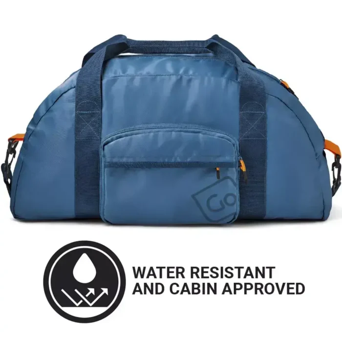 Blaue faltbare Reisetasche von Go Travel, wasserabweisend und kabinentauglich, mit Fronttasche, Tragegriffen und Schultergurt.