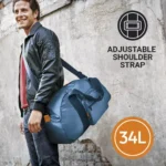 Mann trägt eine blaue faltbare Reisetasche von Go Travel mit 34 L Volumen über der Schulter; Tasche mit verstellbarem Schultergurt.