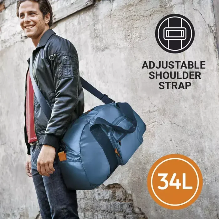 Mann trägt eine blaue faltbare Reisetasche von Go Travel mit 34 L Volumen über der Schulter; Tasche mit verstellbarem Schultergurt.