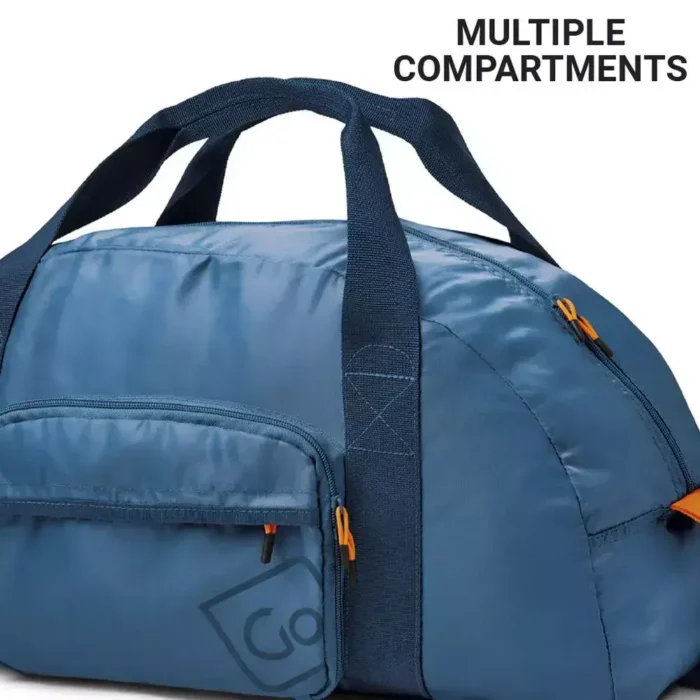 Nahaufnahme der blauen faltbaren Reisetasche von Go Travel mit mehreren Reissverschlussfächern.