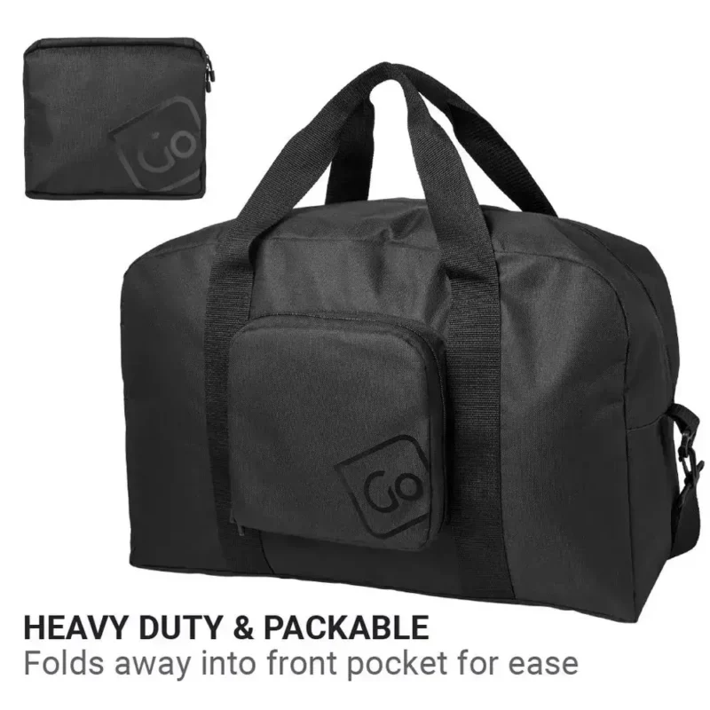 Schwarze faltbare Reisetasche von Go Travel, zusammengefaltet in kompakte Fronttasche.