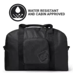 Schwarze faltbare Reisetasche von Go Travel mit wasserabweisender Oberfläche, geeignet als Handgepäck.