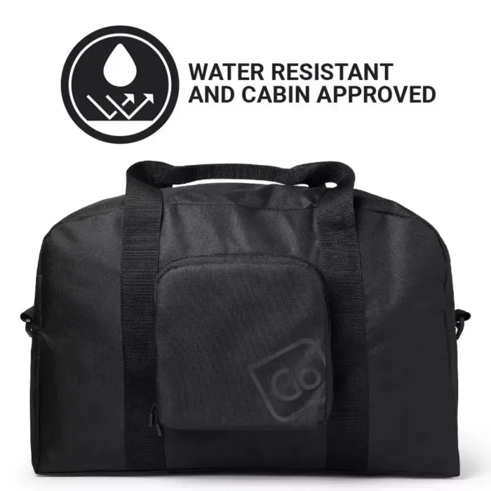 Schwarze faltbare Reisetasche von Go Travel mit wasserabweisender Oberfläche, geeignet als Handgepäck.