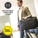 Mann mit schwarzer faltbarer Reisetasche von Go Travel (36 L) mit verstellbarem Schultergurt im Flughafen.