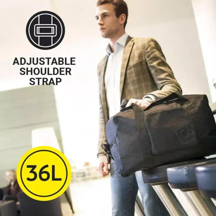 Mann mit schwarzer faltbarer Reisetasche von Go Travel (36 L) mit verstellbarem Schultergurt im Flughafen.