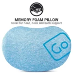Strandkissen aus Memory Foam von Go Travel, hellblau mit Logo, ideal zur Unterstützung von Kopf, Nacken und Rücken.