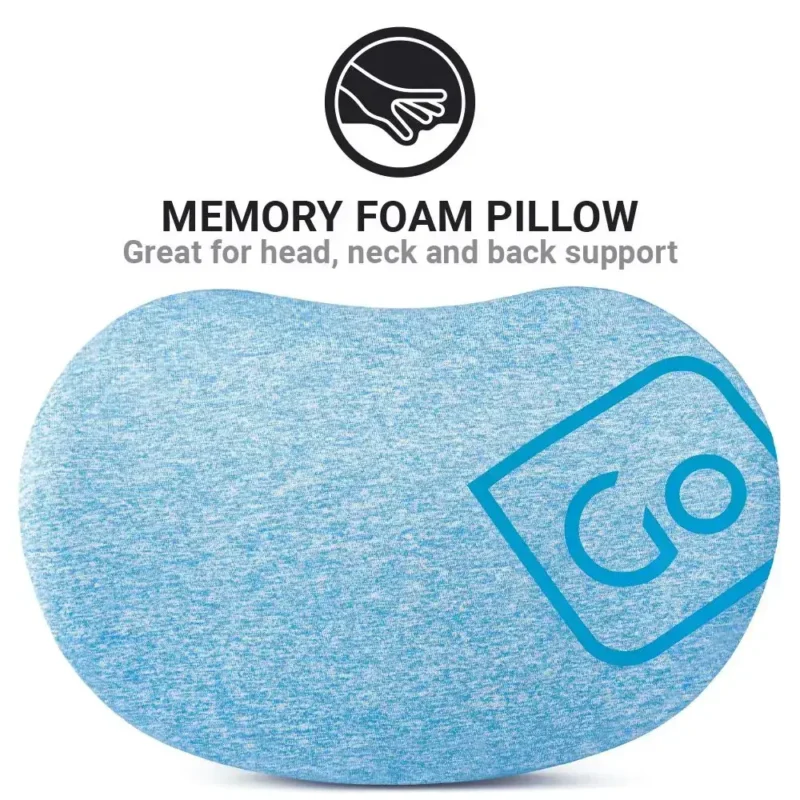 Strandkissen aus Memory Foam von Go Travel, hellblau mit Logo, ideal zur Unterstützung von Kopf, Nacken und Rücken.