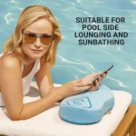 Frau am Pool auf einer Liege mit einem blauen Strandkissen aus Memory-Schaum und rPET-Bezug.