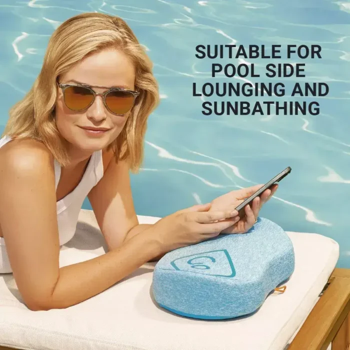Frau am Pool auf einer Liege mit einem blauen Strandkissen aus Memory-Schaum und rPET-Bezug.