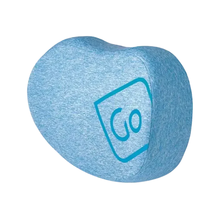 Hellblaues Strandkissen der Marke Go Travel mit runder Form und Logo, freigestellt auf transparentem Hintergrund.