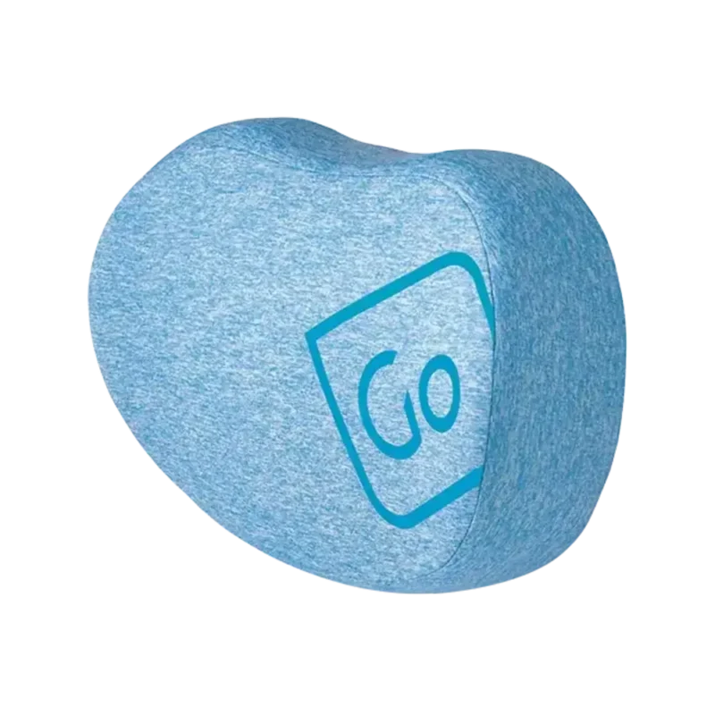 Hellblaues Strandkissen der Marke Go Travel mit runder Form und Logo, freigestellt auf transparentem Hintergrund.
