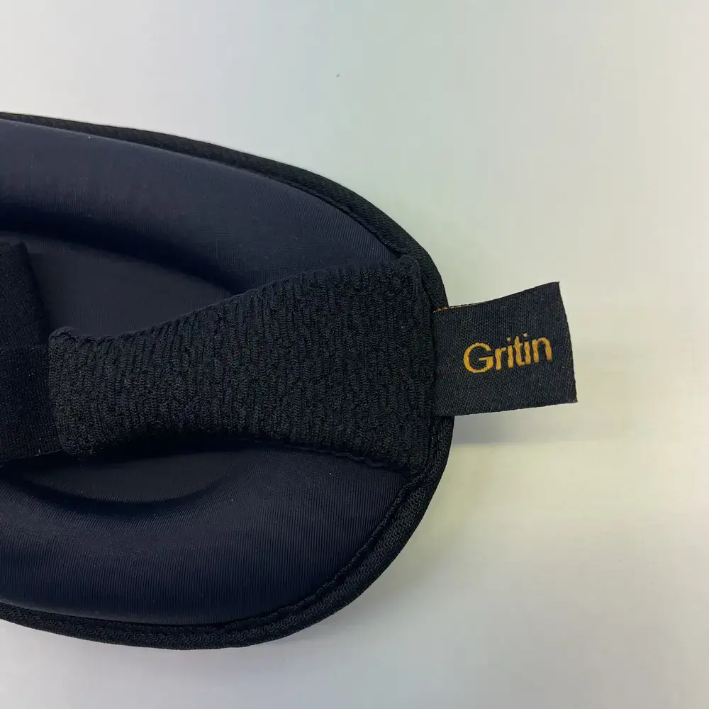 Detailaufnahme des elastischen Bands mit Gritin-Label auf der Rückseite der Schlafmaske