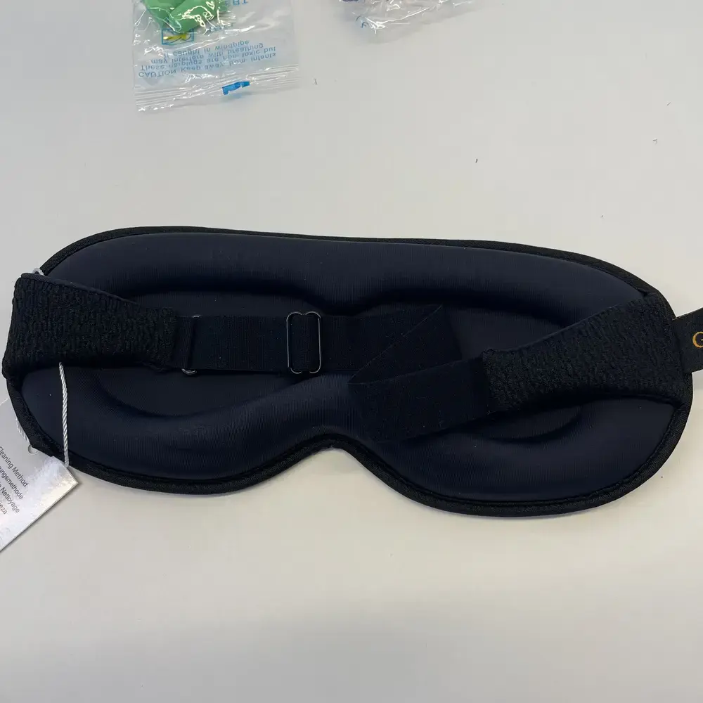 Rückseite der Gritin Schlafmaske mit elastischem Band und verstellbarem Riemen