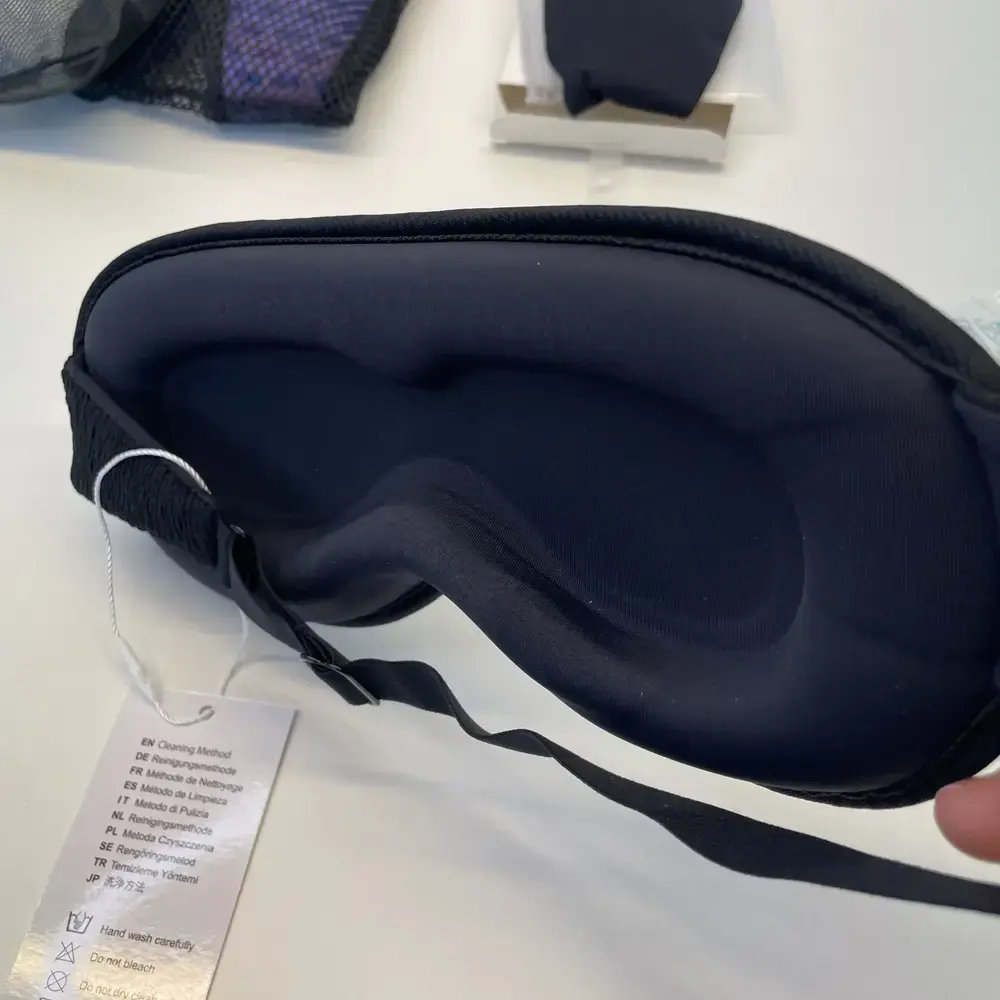 Seitenansicht der ergonomisch geformten Innenseite der Gritin Schlafmaske mit Pflegeetikett