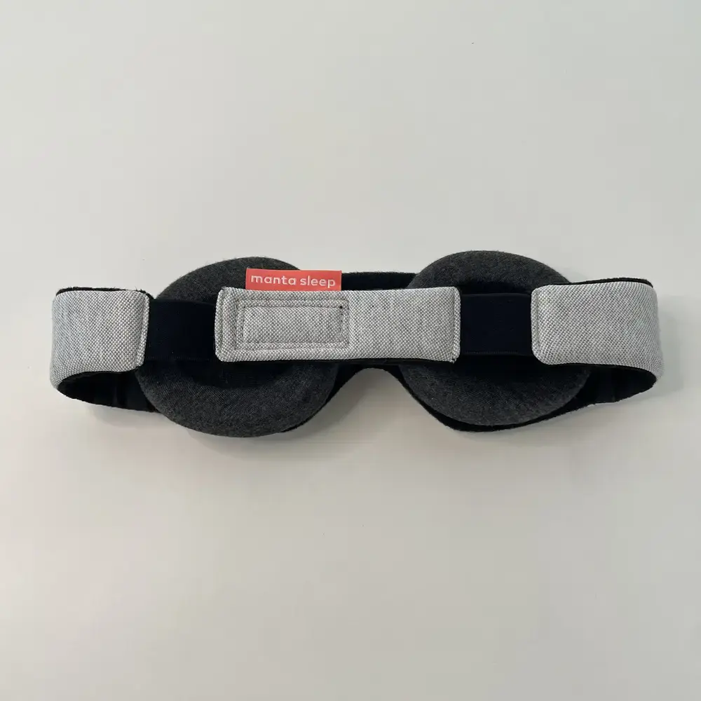 Rückseite der Manta Schlafmaske mit verstellbarem Klettverschluss und Manta Sleep Etikett