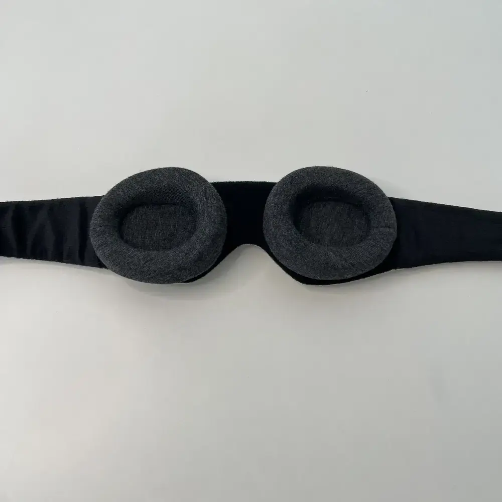 Innenseite der Manta Schlafmaske mit zwei ergonomisch geformten Augenpolstern