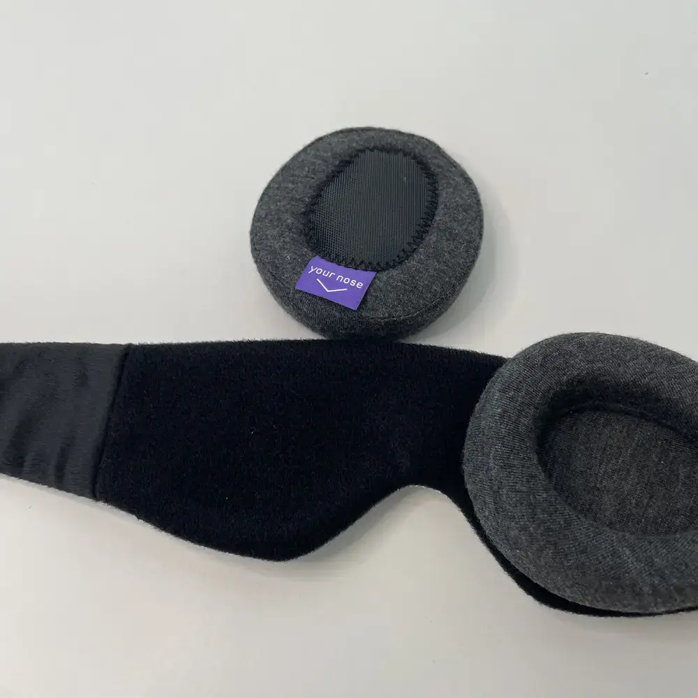 Abnehmbares Augenpolster der Manta Schlafmaske mit „your nose“-Label neben dem Klettband
