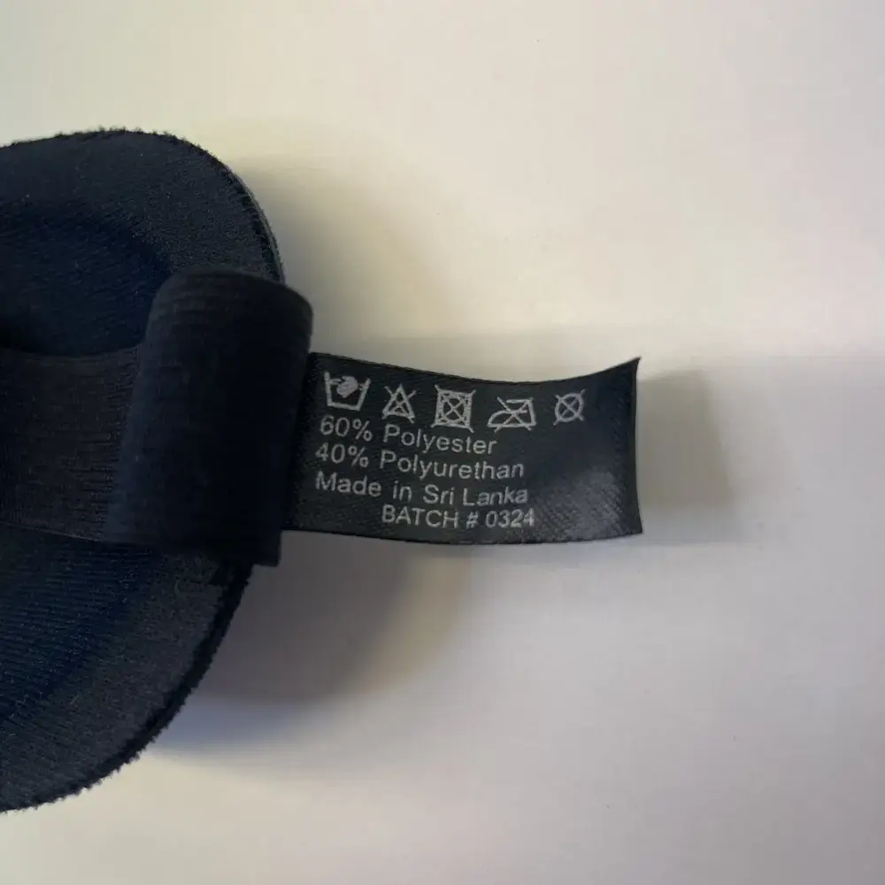 Etikett der OHROPAX Schlafmaske mit Materialangaben: 60 % Polyester, 40 % Polyurethan, Made in Sri Lanka