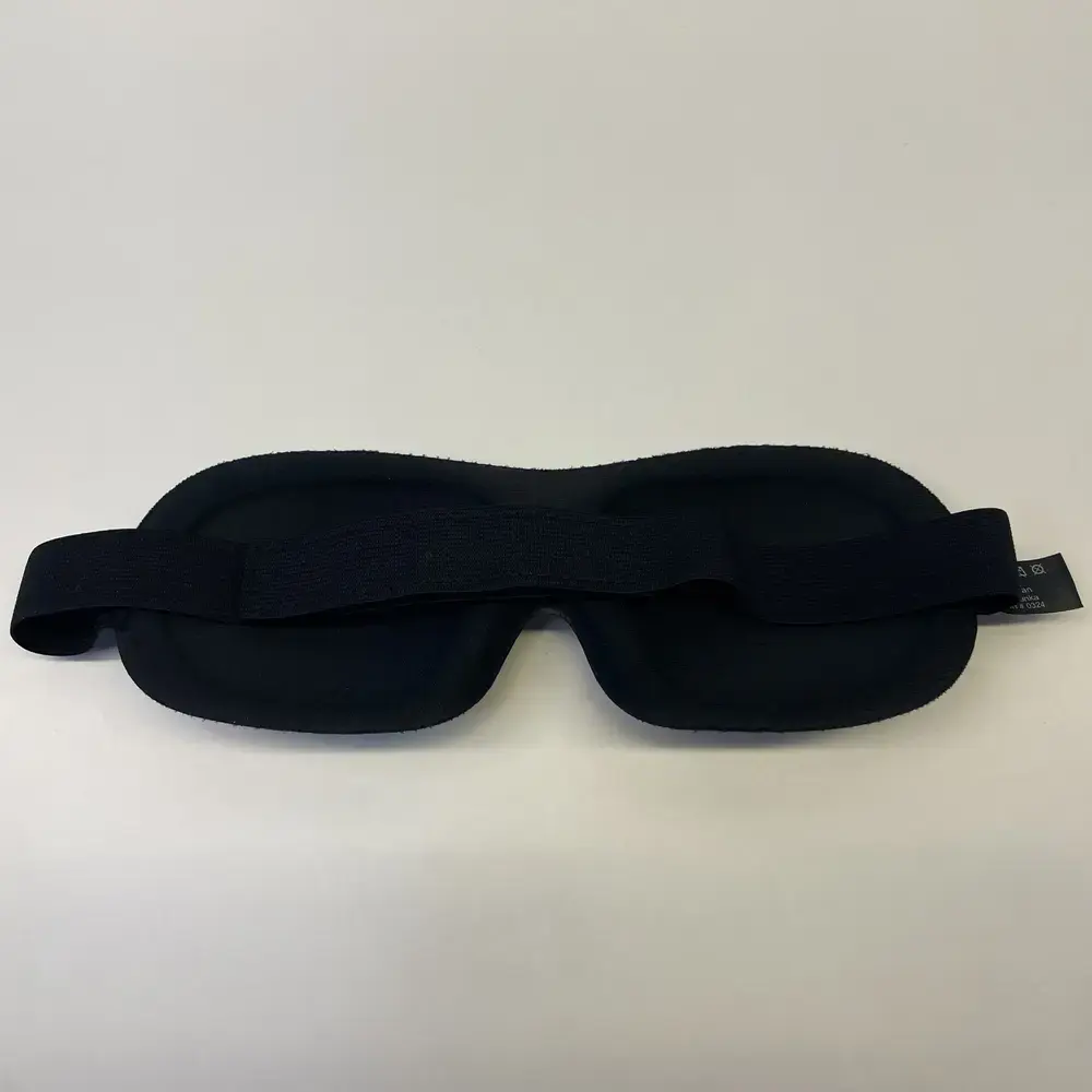 Rückseite der OHROPAX Schlafmaske mit elastischem Gurtband auf weissem Hintergrund
