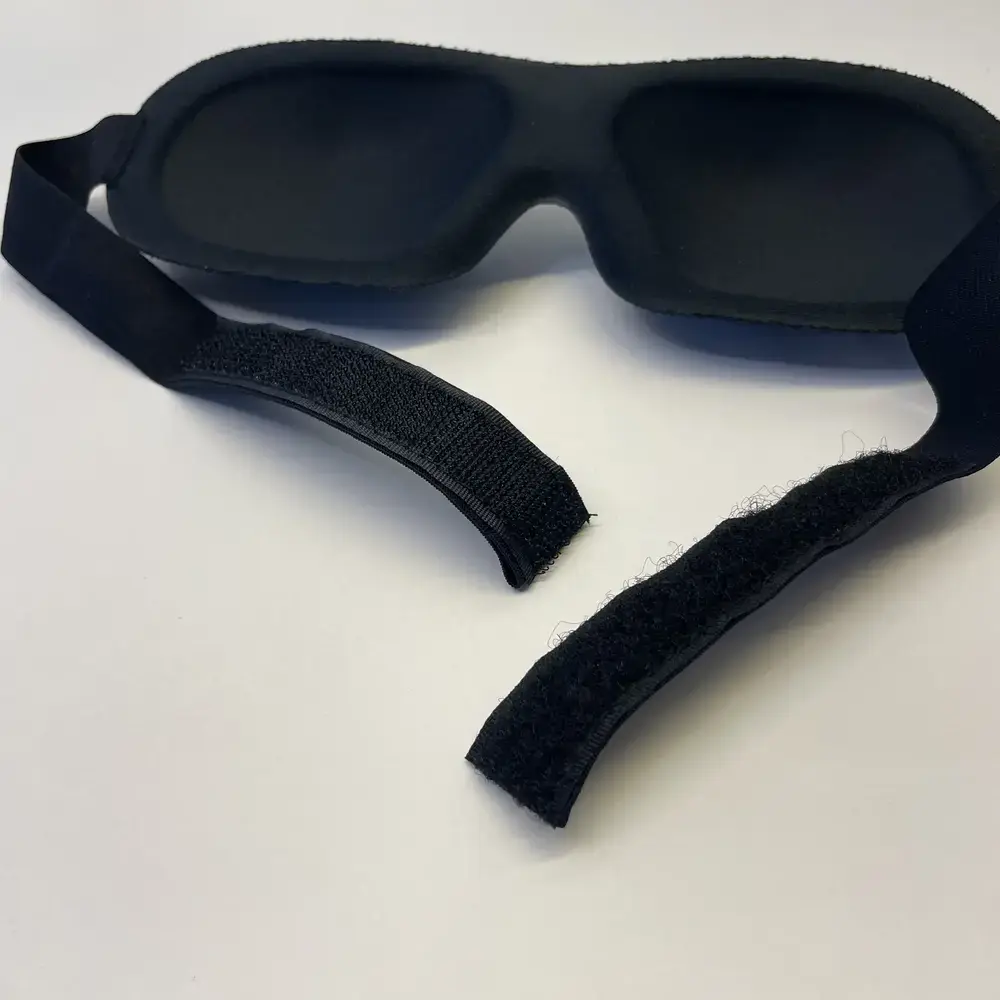 Nahaufnahme des Klettverschlusses der OHROPAX Schlafmaske in geöffnetem Zustand