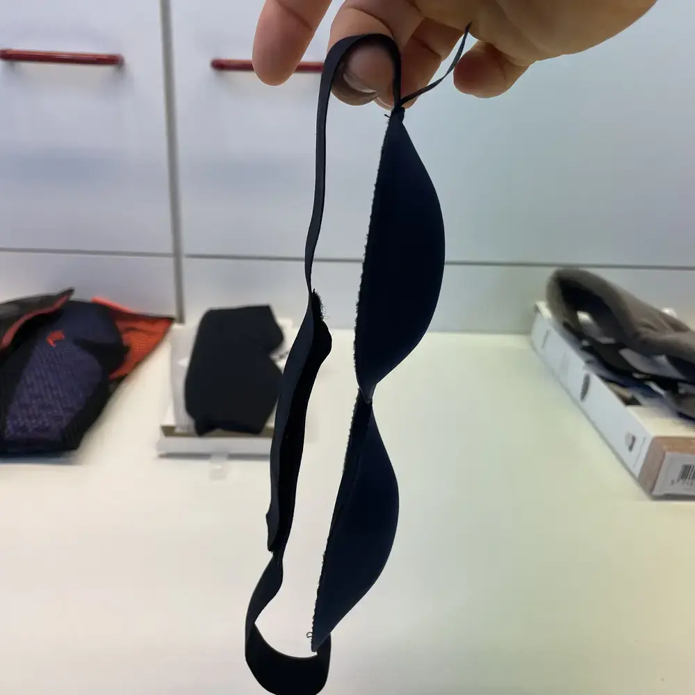 OHROPAX Schlafmaske wird an elastischem Band gehalten, zeigt ihre gewölbte 3D-Form im Profil