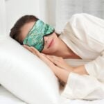 Flache Seiden-Schlafmaske Van Gogh Mandelblüte – Bild 5
